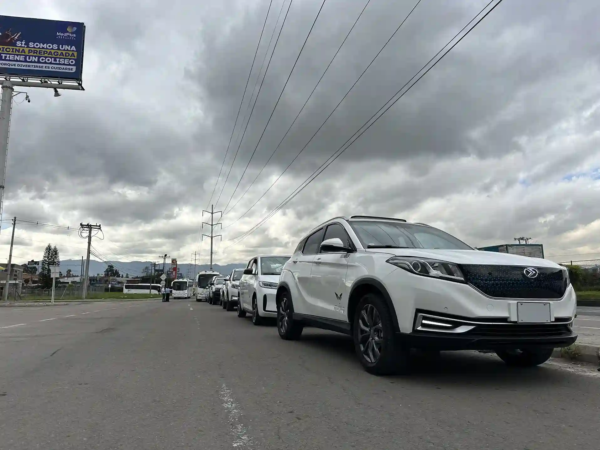 Fila de vehículos de todas las tipologías